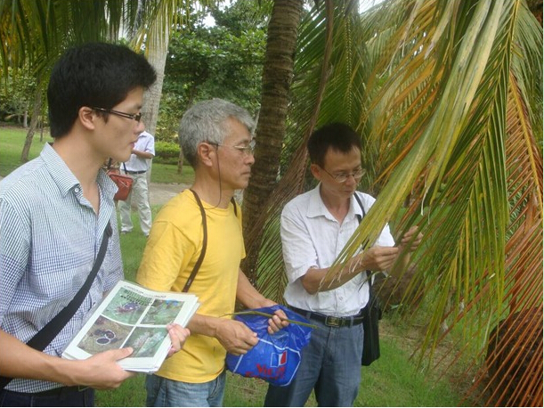 参观我院实验室葛成军副院长为台湾嘉南药理大学陈健民院长颁发聘书