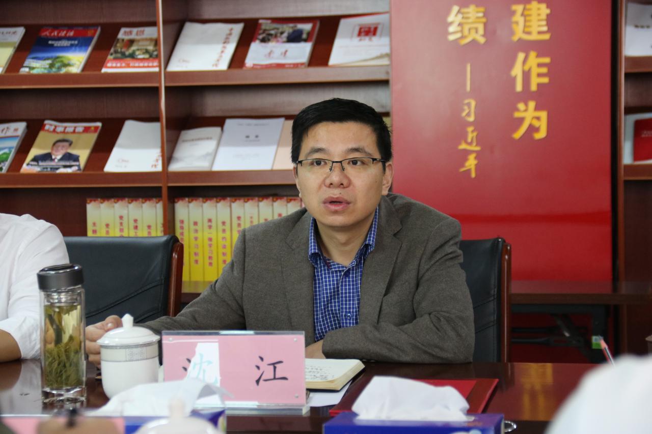 伴着热烈的掌声刘德兵院长与沈江局长共同为本次协同育人合作项目揭牌