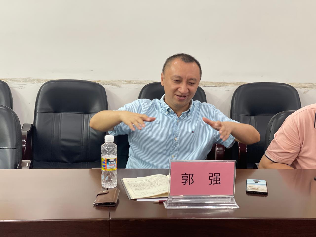 郭强院长代表学院对郑丽娟副总经理一行表示欢迎,随后对学院的学科