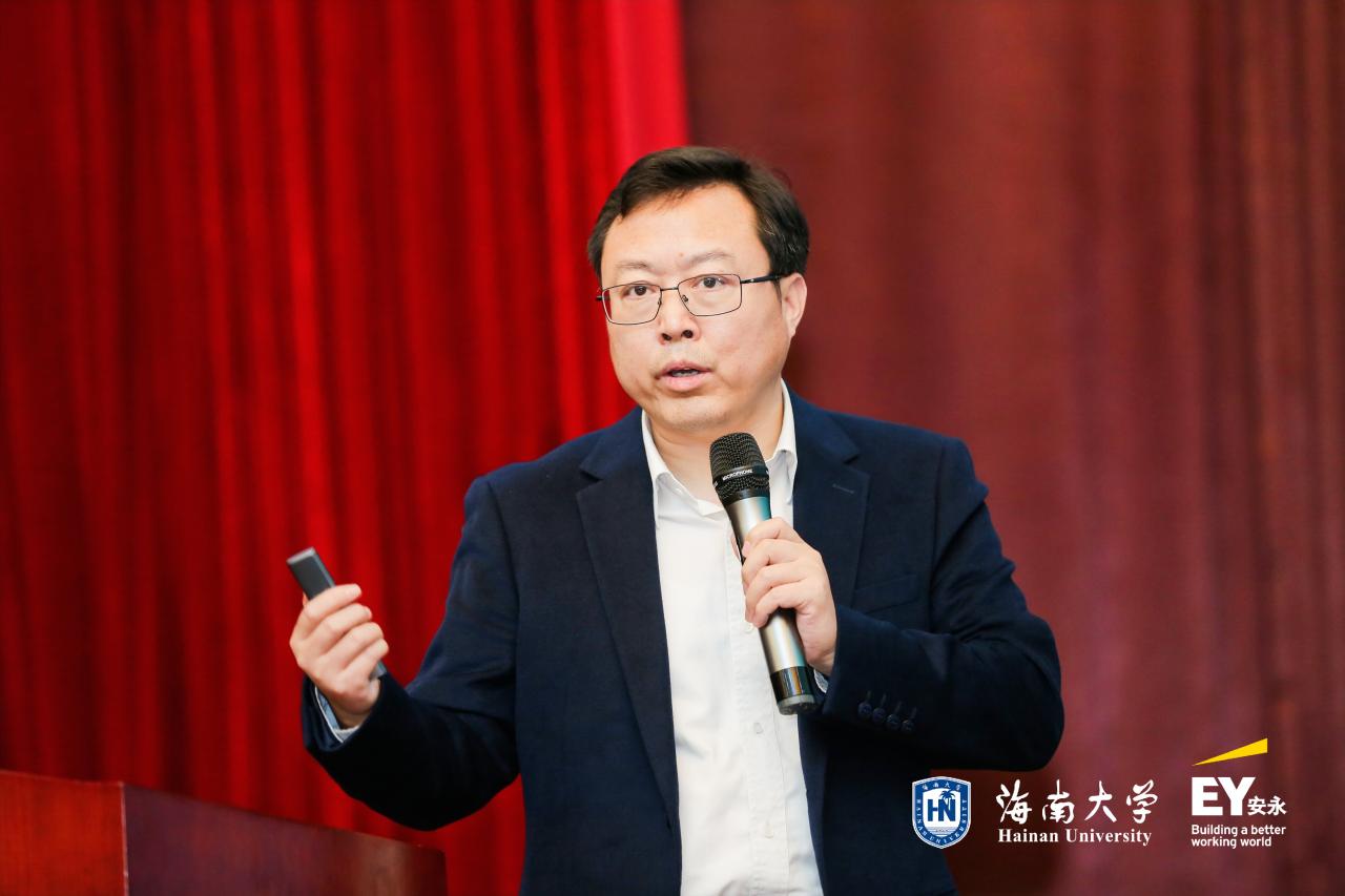 海南省委深改办张华伟副主任发表了关于"海南自贸港建设"的演讲,向