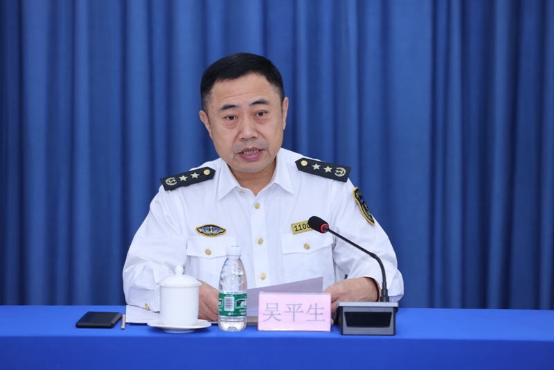 海南大学党委常委,副校长王崇敏和海南海事局吴平生副局长共同签订了