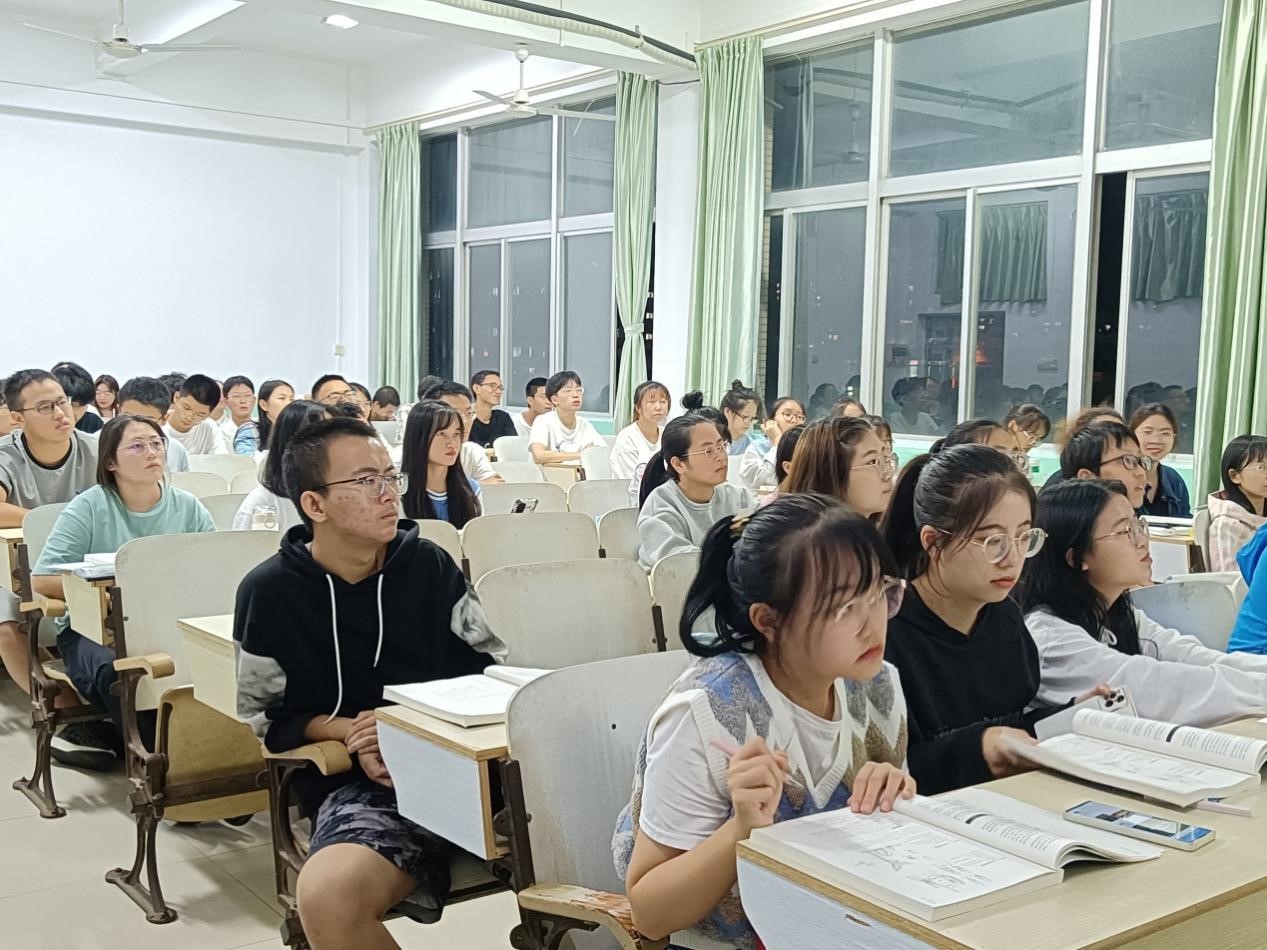 同学们认真听课
