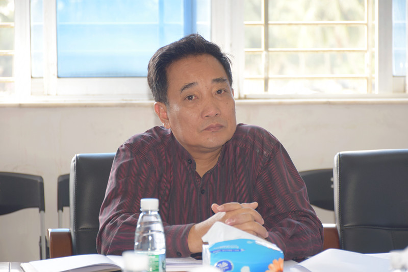 图为学院党总支林尧俊书记主持民主生活会.04.图为民主生活会现场.