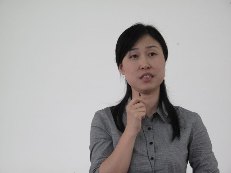 校团委王丽娜书记在第一次全体会议结束后与团员青年和青年学生交流