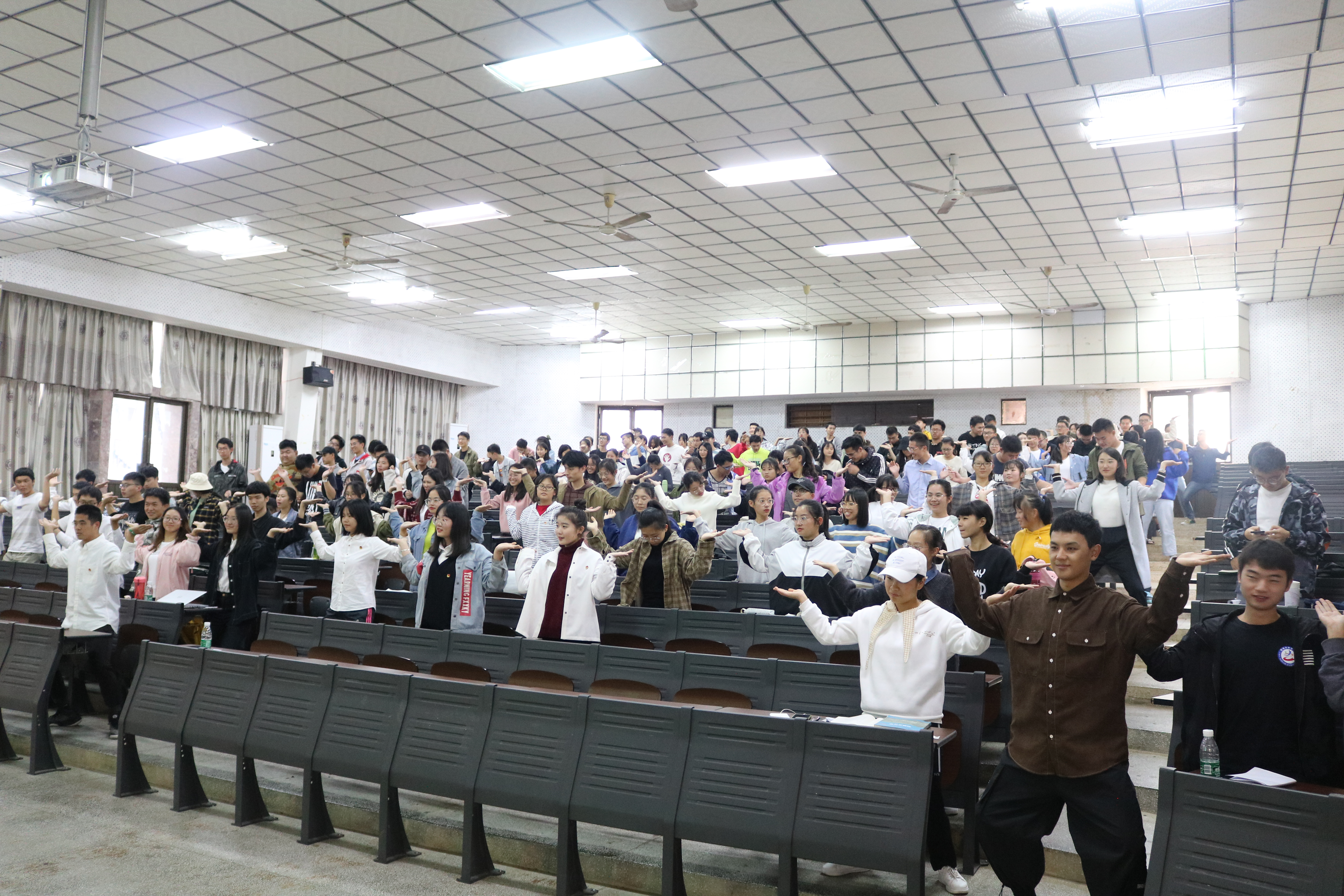 海南大学艺术团美育移动课堂走进儋州校区