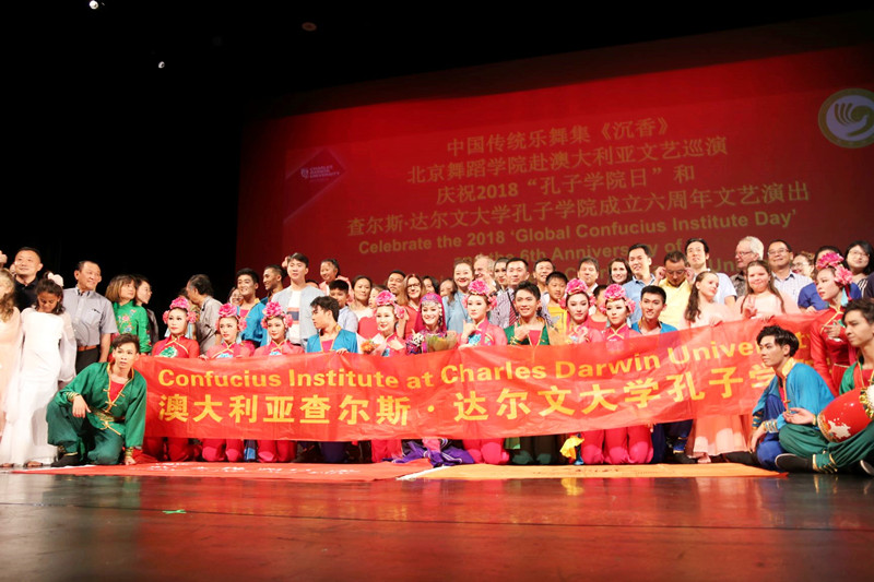 04：北京舞蹈学院学生和涌上台的观众合影_副本.jpg