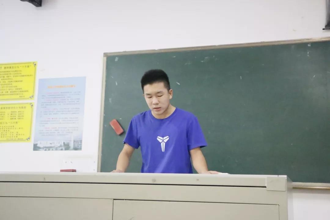 会议最后,与会人员进行讨论交流学习,郭瑞鹏对计算机学院各团支部书记