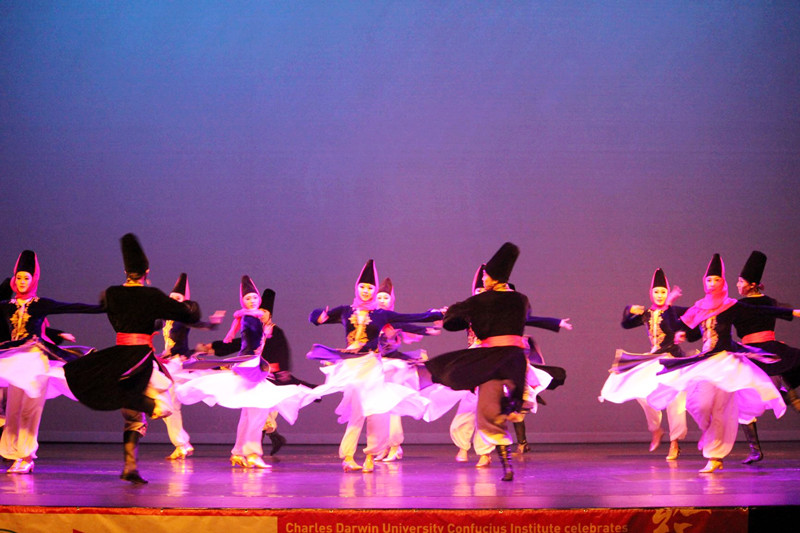 03：北京舞蹈学院学生在表演少数民族舞蹈_副本.jpg