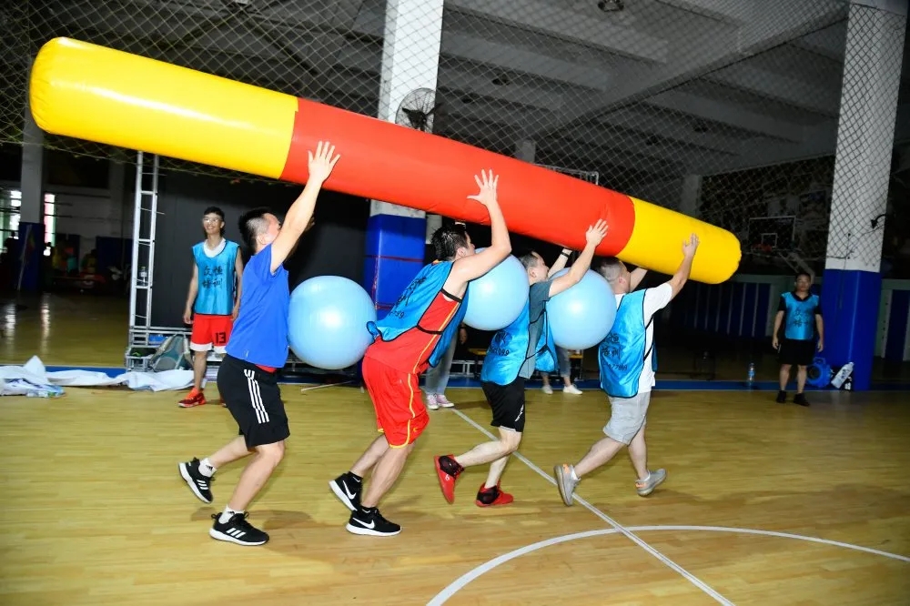 激情传递动感颠球3对3篮球赛在晚宴上,班主任朱红梅老师致辞,为下午