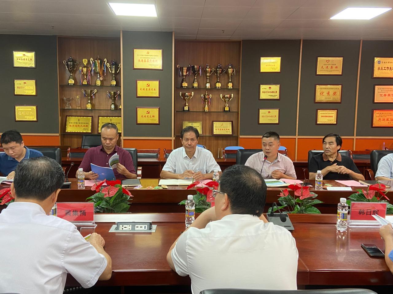 陈飞教授;广西南亚热带农业科学研究所所长陈海生,副所长王文林,副