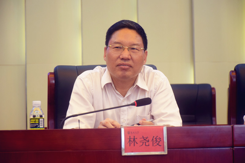 图为林尧俊总支书记主持开学典礼并讲话.04.