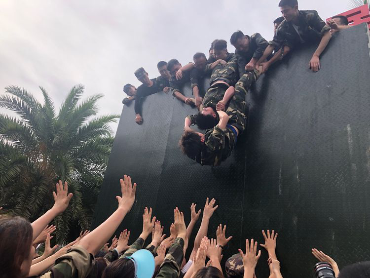 毕业墙上他们甘为人梯,勇于牺牲敢于挑战,不惧困难坚持到底,直至成功